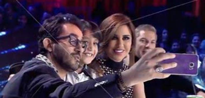 بالفيديو.. الفنان «أحمد حلمى» يلتقط سيلفى مع متسابقة مصرية فى Arabs Got Talent 1 حلمي 1