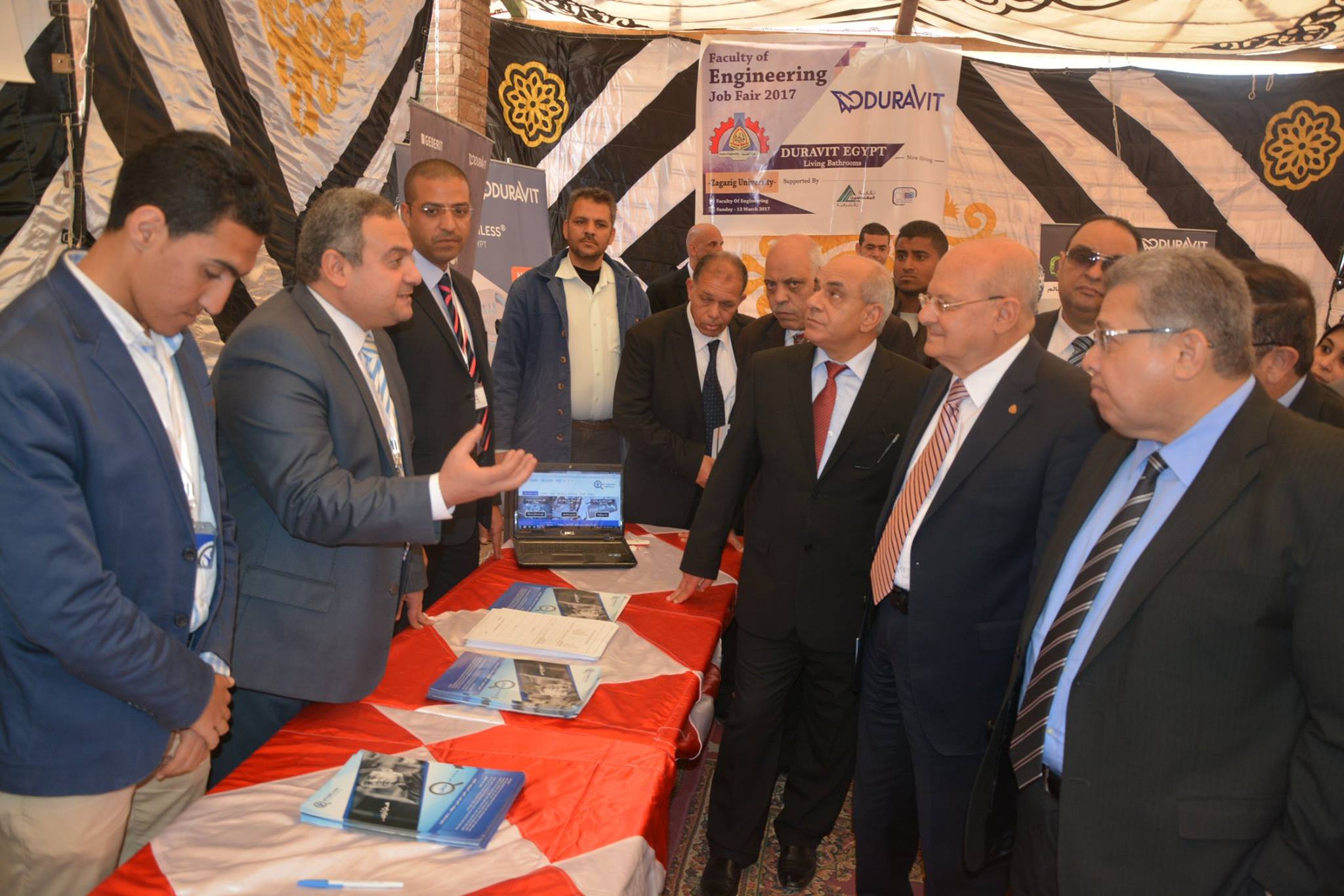 رئيس جامعة الزقازيق يفتتح المعرض الخيري للتسوق بكلية الآداب 2 رئيس جامعة الزقازيق يفتتح المعرض الخيري للتسوق بكلية الآداب 3