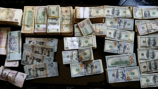 ضبط تشكيل عصابي بحوزته «2200» دولار أمريكي بقصد الاتجار بديرب نجم 8 ضبط موظف بالمعاش وصاحب معرض سيارات يتاجران بالعملات الأجنبية بديرب نجم