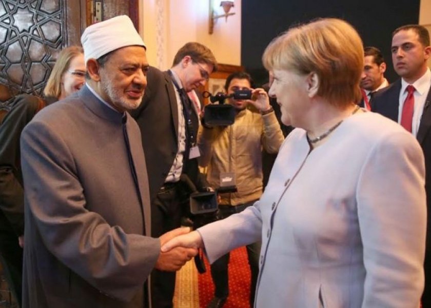 لهذا السبب صافح شيخ الأزهر المستشارة الألمانية