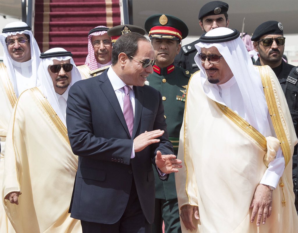 بالصور.. استقبال الملك سلمان للرئيس السيسي فور وصوله مطار الرياض 15 133993 الملك سلمان يستقبل الرئيس السيسى 3