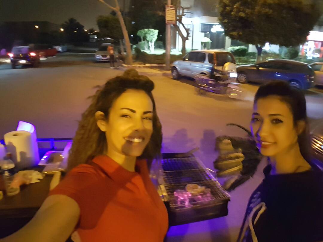 القصة الكاملة لفتاتي «عربة برجر» بطلة إعلان «داحنا هنعمل لولولى فرح».. اتجهت للطهى 1 75900 شيماء وياسمين أثناء العمل على العربية