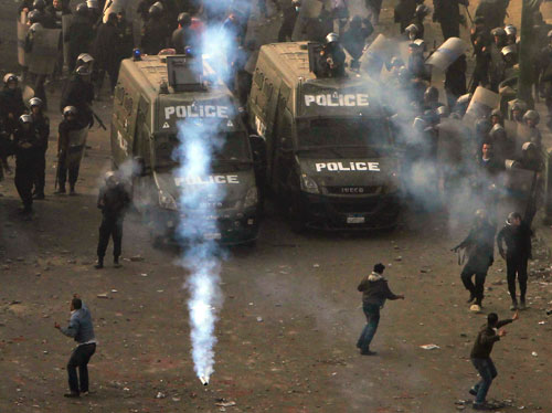 بين قوات الشرطة والأهالي أثناء تنفيذ حملة إزالة كافتيرا بمنيا القمح