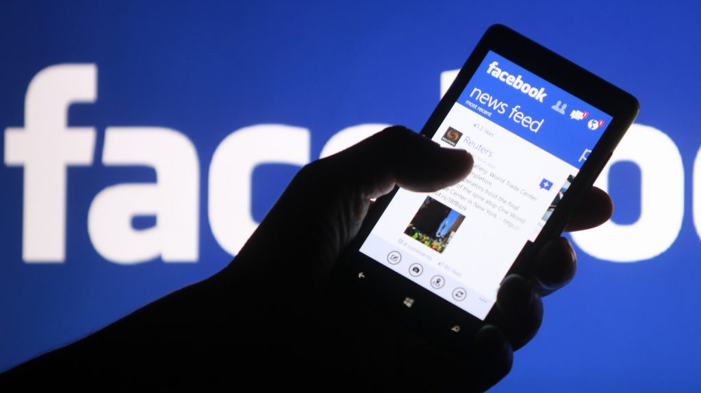 يوضح حقيقة إلغاء الفيسبوك في مصر