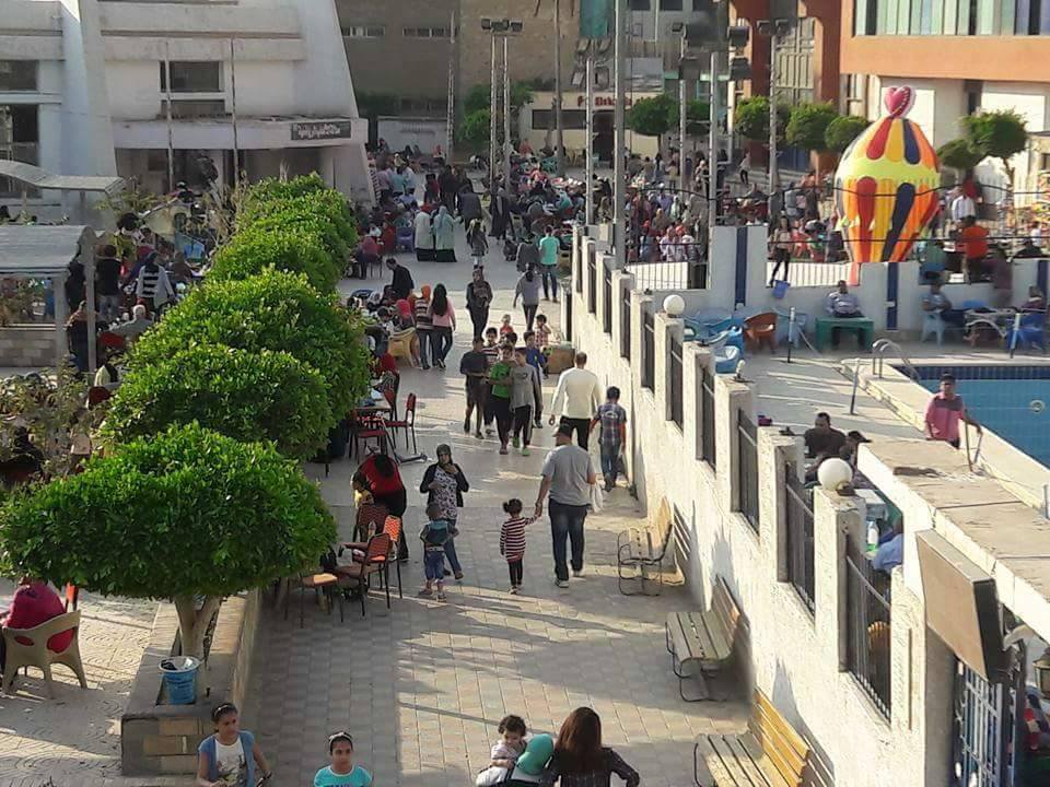 المئات بالزقازيق يحتفلون بشم النسيم بنادي الشرقية 1