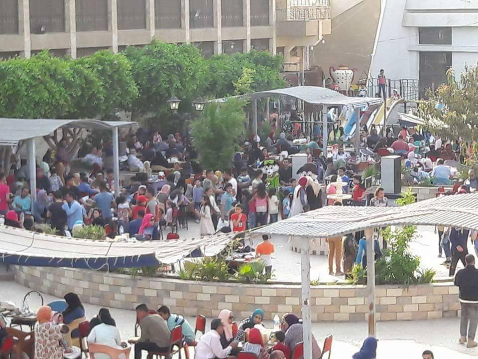 المئات بالزقازيق يحتفلون بشم النسيم بنادي الشرقية 3