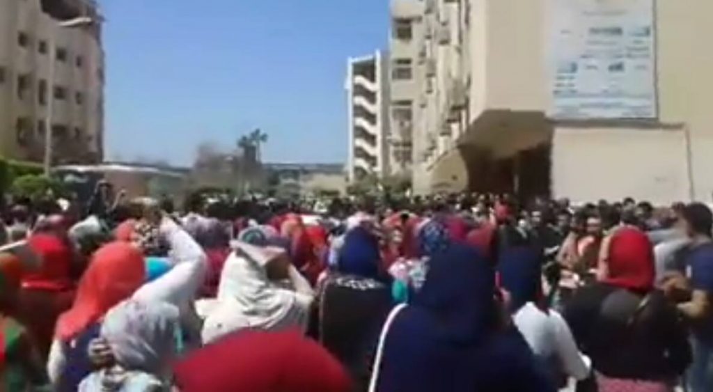 انتفاضة لطلاب كلية حقوق الزقازيق أمام مبنى رئاسة الجامعة