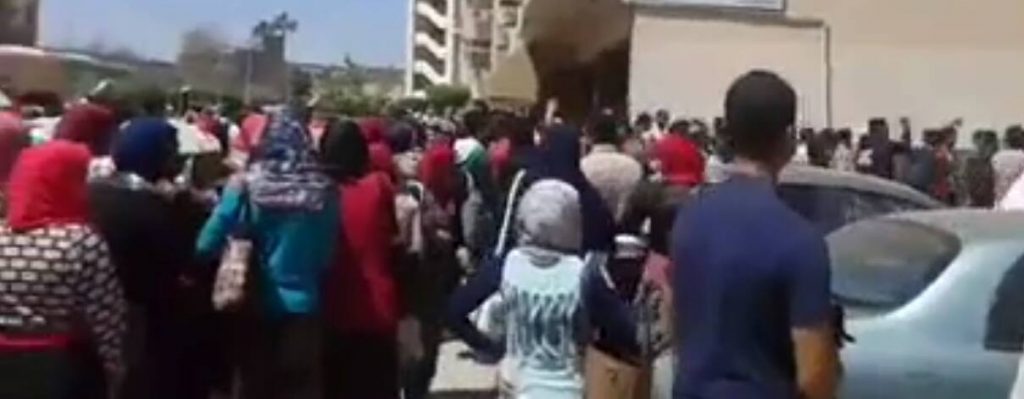 انتفاضة لطلاب كلية حقوق الزقازيق أمام مبنى رئاسة الجامعة 2