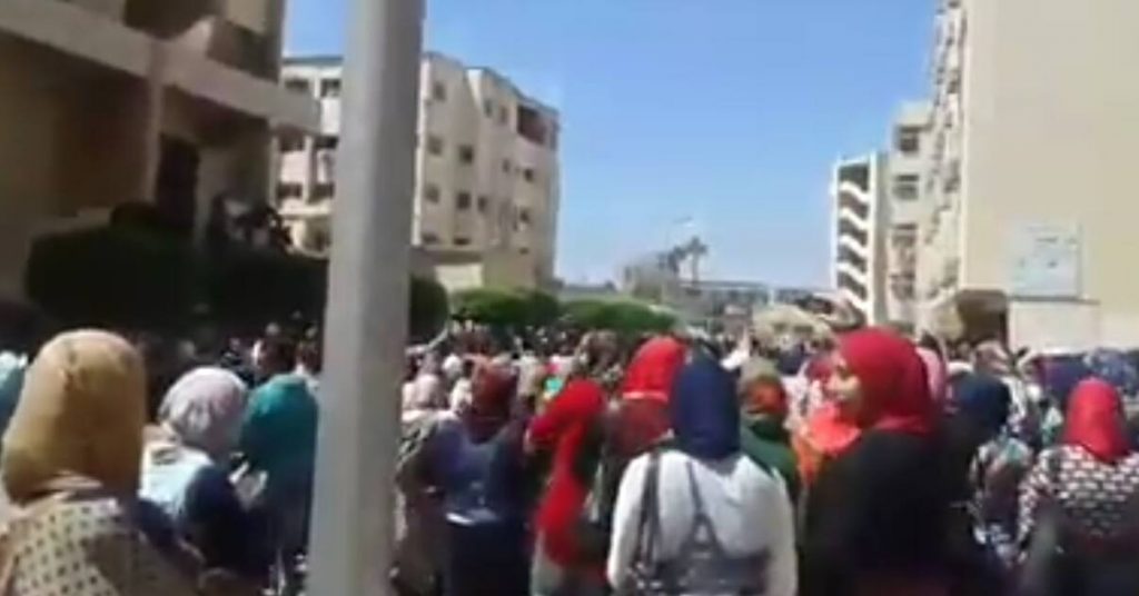 انتفاضة لطلاب كلية حقوق الزقازيق أمام مبنى رئاسة الجامعة 4