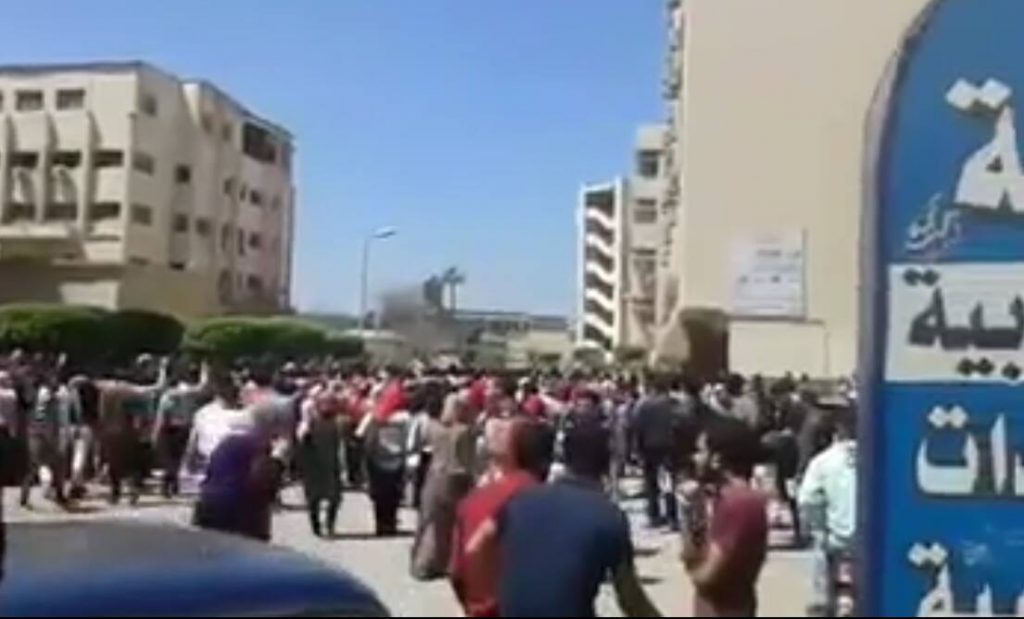 انتفاضة لطلاب كلية حقوق الزقازيق أمام مبنى رئاسة الجامعة 5
