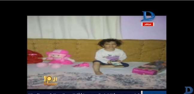 بالفيديو.. زوج أم يعذب طفلة بإطفاء السجائر في جسدها 1 بالفيديو زوج أم يعذب طفلة بإطفاء السجائر في جسدها