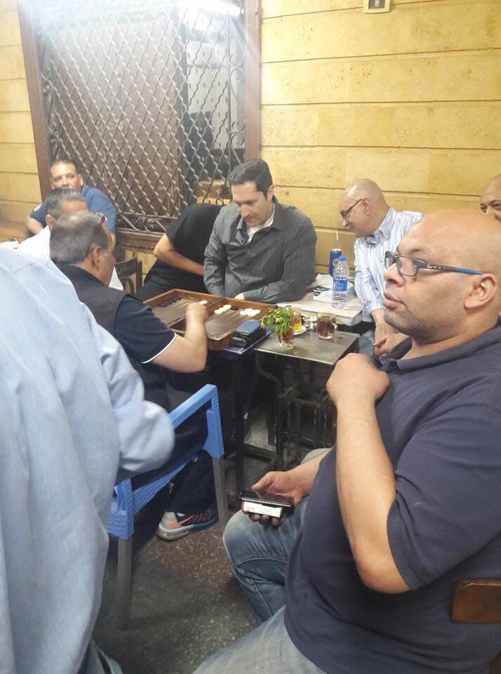مبارك يلعب «الطاولة» مع الأهالى على مقهى بإمبابة 2