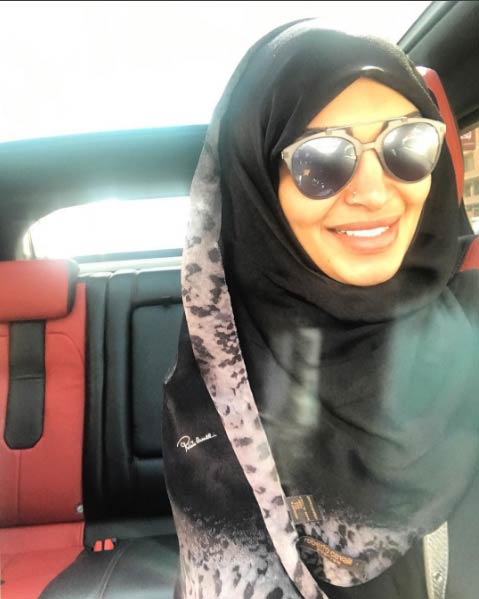 ردت سالي عبد السلام على منتقديها بسبب مكياجها في العمرة