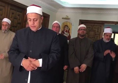 وكيل أوقاف الإسماعيلية يقيم صلاة الظهر داخل كنيسة الأنبا بيشوى 1