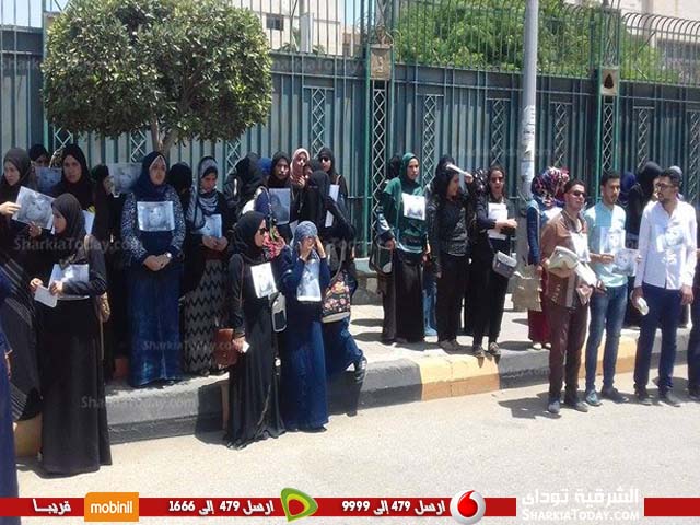 بالصور.. وقفة تضامنية لطلاب كلية التربية بالزقازيق مع أسرة «أماني» ضحية بلبيس 4