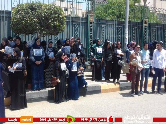 بالصور.. وقفة تضامنية لطلاب كلية التربية بالزقازيق مع أسرة «أماني» ضحية بلبيس 18 ئئ