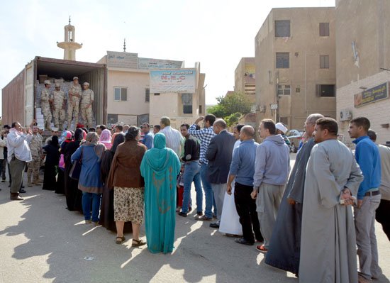 القوات المسلحة توزع مليوني عبوة غذائية بأسعار مخفضة بالمناطق الأكثر احتياجاً 3 القوات المسلحة توزع مليوني عبوة غذائية بأسعار مخفضة بالمناطق الأكثر احتياجاً2