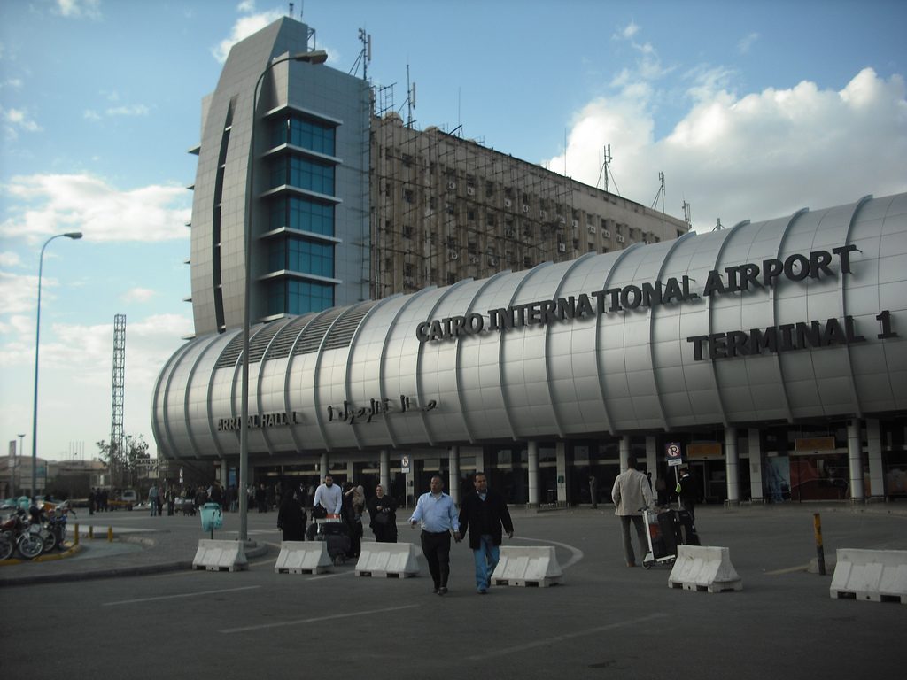 جزائرية تتسبب في هبوط إضطراري لطائرة بمطار القاهرة