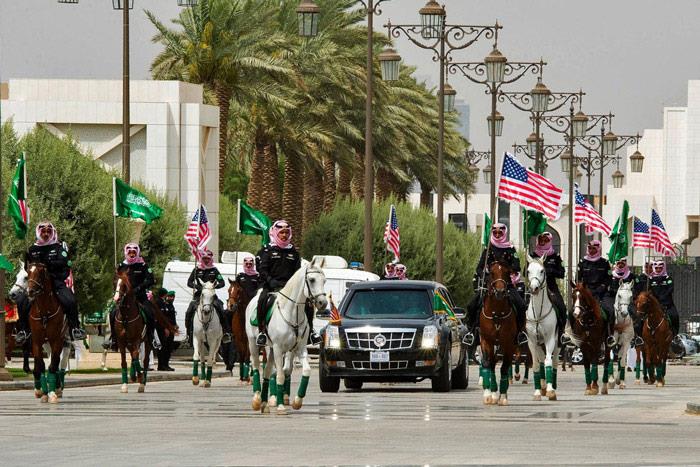 سيارة ترامب التي أثارت إنتباه الجمع خلال زيارته للسعودية .. أبوابها غير قابلة للفتح من الخارج