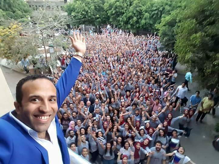 طلاب تجارة حلوان يهدون عامل نظافة «عمرة» بدلا من حفل تخرجهم 17 طلاب بتجارة حلوان يهدون عامل نظافة «عمرة» بدلا من حفل تخرجهم