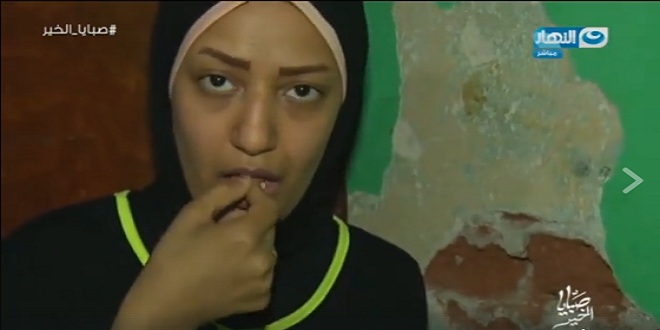 فتاة تأكل «الطوب» من حوائط منزلها