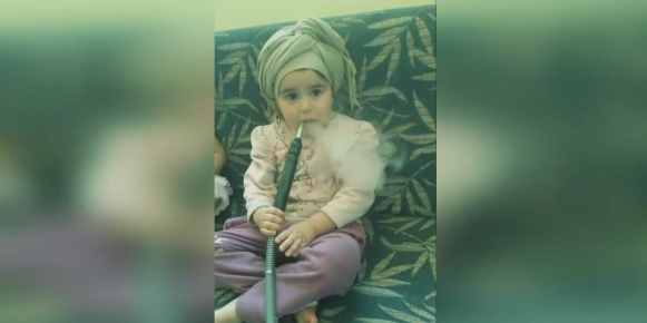 فيديو صادم لطفلة عربية تدخن الشيشة في منزلها