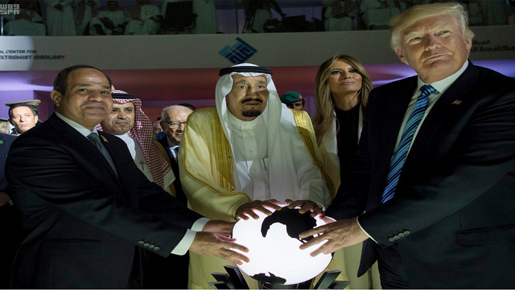 ما سر الكرة التي أمسك بها ترامب مع الملك سلمان والسيسي