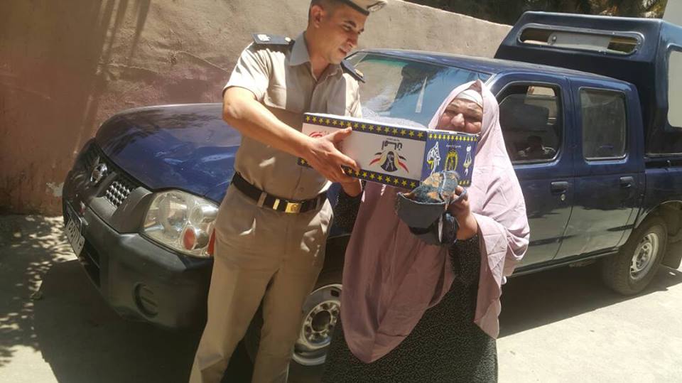 بالصور .. أمن الشرقية يوزع كرتونة رمضان على المواطنين بالقنايات 3 3بالصور .. أمن الشرقية يوزع كرتونة رمضان على المواطنين بالقنايات