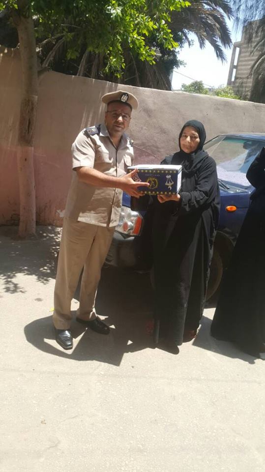 بالصور .. أمن الشرقية يوزع كرتونة رمضان على المواطنين بالقنايات 1 5بالصور .. أمن الشرقية يوزع كرتونة رمضان على المواطنين بالقنايات