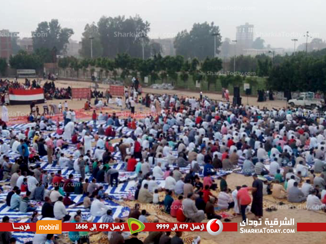 آلاف المصلون يؤدون صلاة عيد الفطر بالساحة الشعبية بههيا 1 آلاف المصلون يؤدون صلاة عيد الفطر بالساحة الشعبية بههيا 2