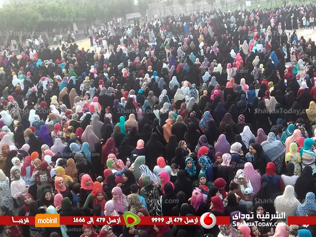 آلاف المصلون يؤدون صلاة عيد الفطر بالساحة الشعبية بههيا 2 آلاف المصلون يؤدون صلاة عيد الفطر بالساحة الشعبية بههيا 3