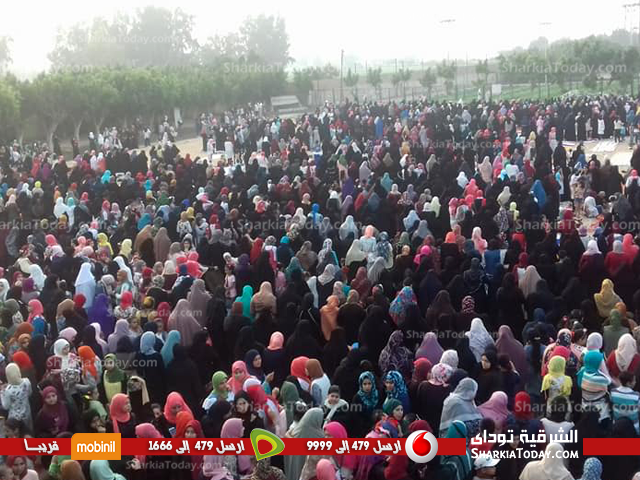 آلاف المصلون يؤدون صلاة عيد الفطر بالساحة الشعبية بههيا 3 آلاف المصلون يؤدون صلاة عيد الفطر بالساحة الشعبية بههيا 4