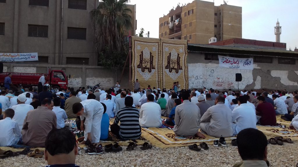 أهالي القنايات يؤدون صلاة عيد الفطر 1 أهالي القنايات يؤدون صلاة عيد الفطر 1