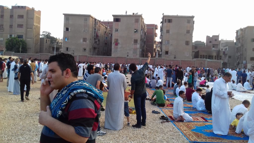أهالي القنايات يؤدون صلاة عيد الفطر 2 أهالي القنايات يؤدون صلاة عيد الفطر 3