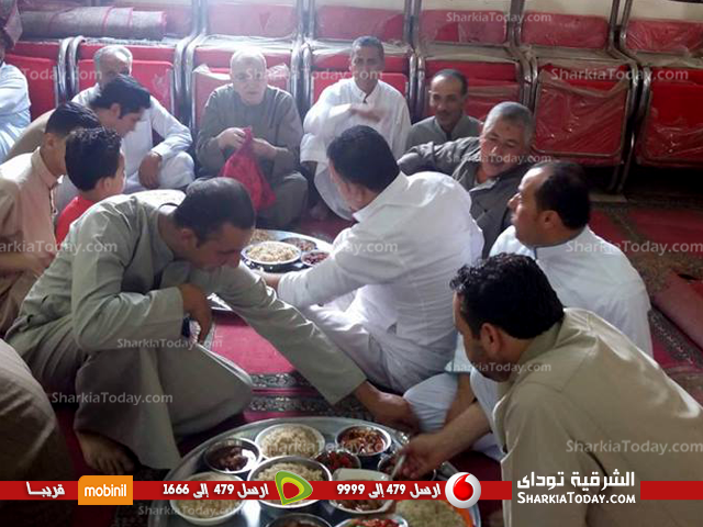 إفطار جماعي ومناقشة مشاكل القرية في حوض الطرفة أول العيد 1 إفطار جماعي ومناقشة مشاكل القرية في حوض الطرفة أول العيد 1