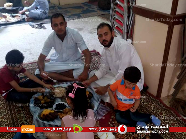 إفطار جماعي ومناقشة مشاكل القرية في حوض الطرفة أول العيد 2 إفطار جماعي ومناقشة مشاكل القرية في حوض الطرفة أول العيد 2