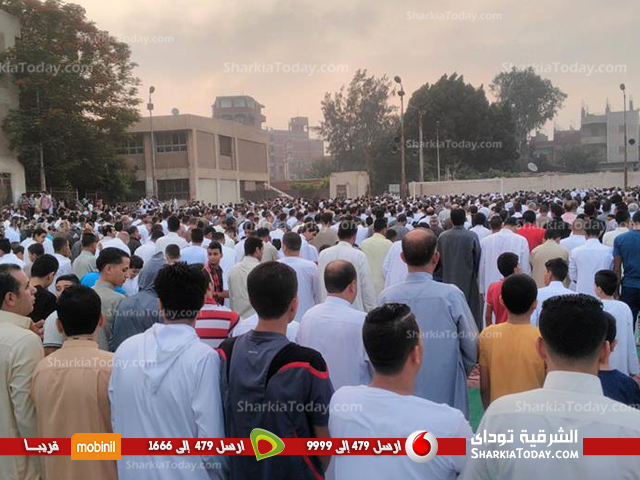 المصلون يؤدون صلاة العيد بنادي قرية سنهوا بمنيا القمح 1