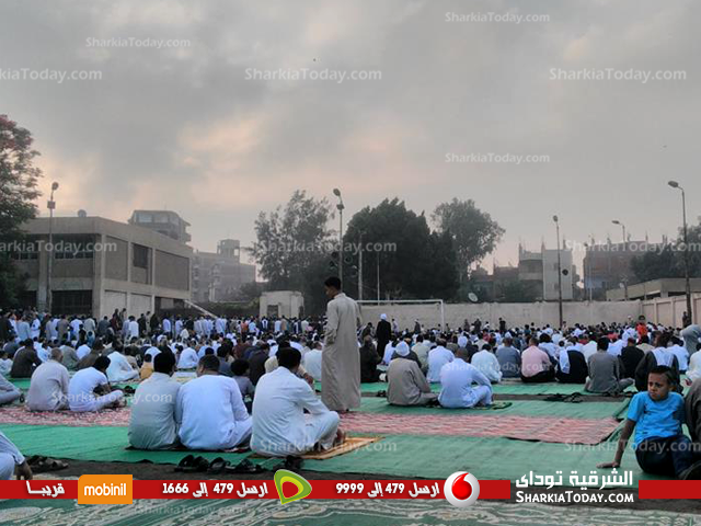 المصلون يؤدون صلاة العيد بنادي قرية سنهوا بمنيا القمح 2