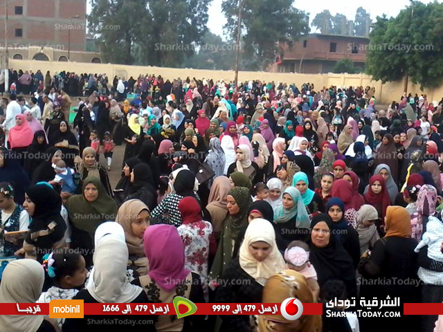 المصلون يؤدون صلاة العيد بنادي قرية سنهوا بمنيا القمح 3