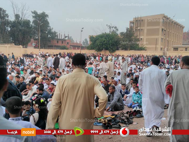 المصلون يؤدون صلاة العيد بنادي قرية سنهوا بمنيا القمح 4