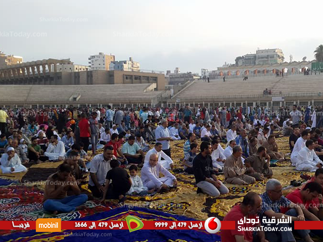المصلون يؤدون صلاة العيد باستاد الزقازيق 3 المصلين يؤدون صلاة العيد باستاد الزقازيق 1 1
