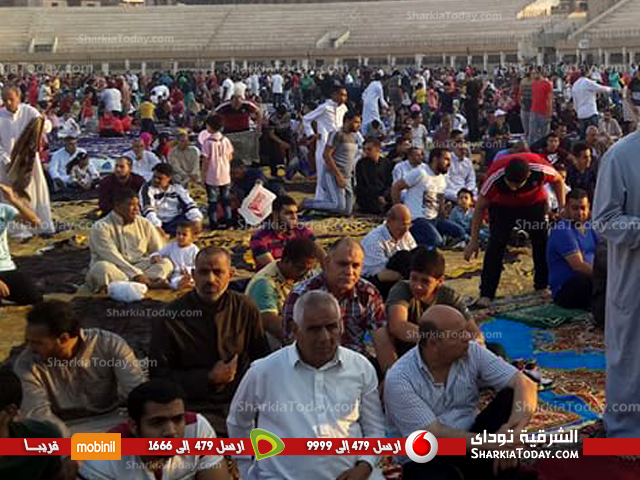 المصلون يؤدون صلاة العيد باستاد الزقازيق 4 المصلين يؤدون صلاة العيد باستاد الزقازيق 2 1