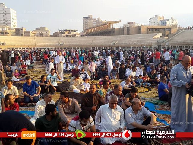 المصلون يؤدون صلاة العيد باستاد الزقازيق 1 المصلين يؤدون صلاة العيد باستاد الزقازيق 3 1