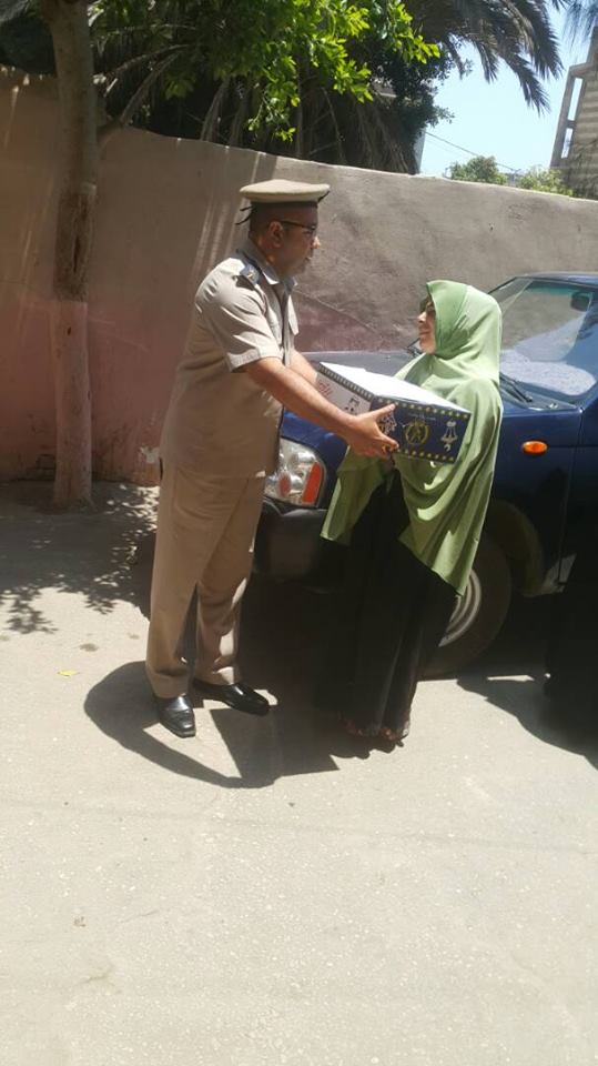 بالصور .. أمن الشرقية يوزع كرتونة رمضان على المواطنين بالقنايات 2 بالصور .. أمن الشرقية يوزع كرتونة رمضان على المواطنين بالقنايات 2 1