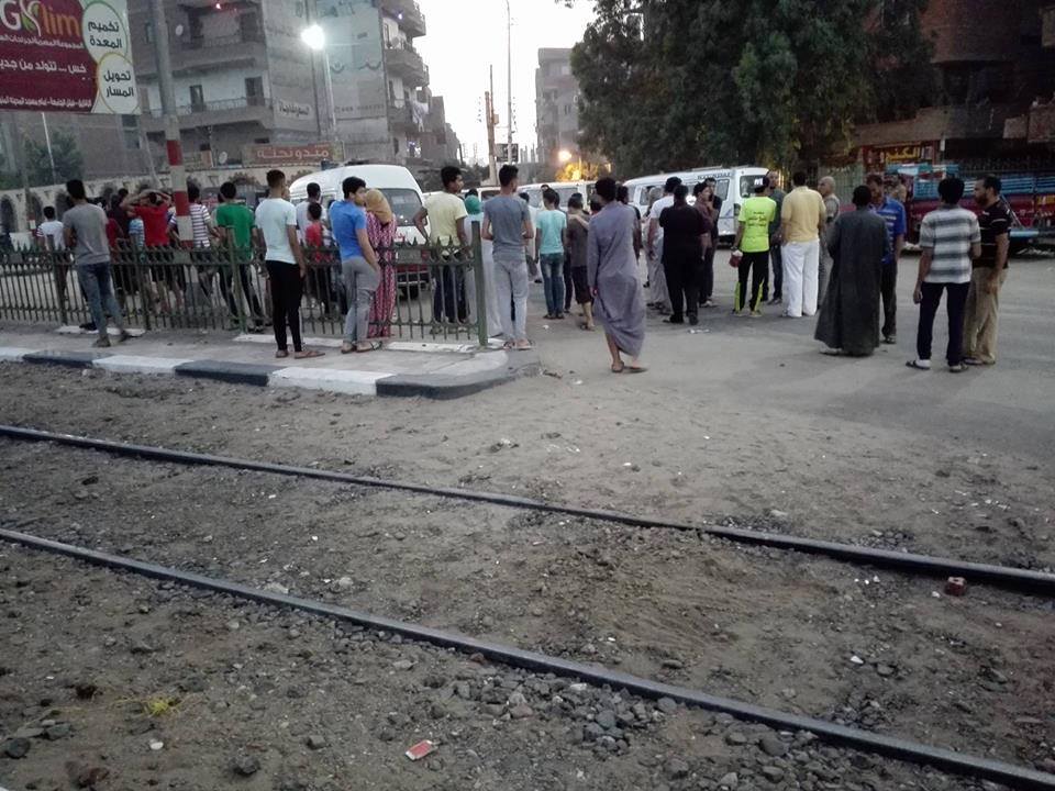 بالصور .. مصرع شاب دهسًا أسفل عجلات القطار بمزلقان الموت بالزقازيق