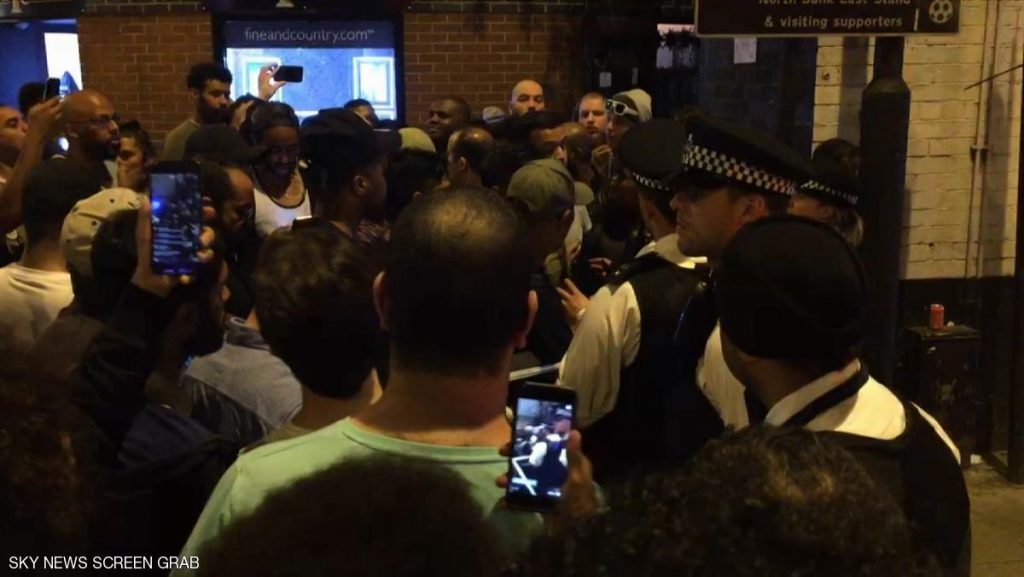 .. لحظة القبض على منفذ عملية دهس المصلين بعد خروجهم من مسجد بلندن وتسليمه للشرطة