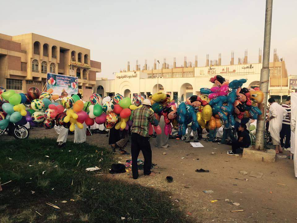 مئات من المواطنين يؤدون صلاة عيد الفطر بالعاشر من رمضان 4 مئات من المواطنين يؤدون صلاة عيد الفطر بالعاشر من رمضان 1