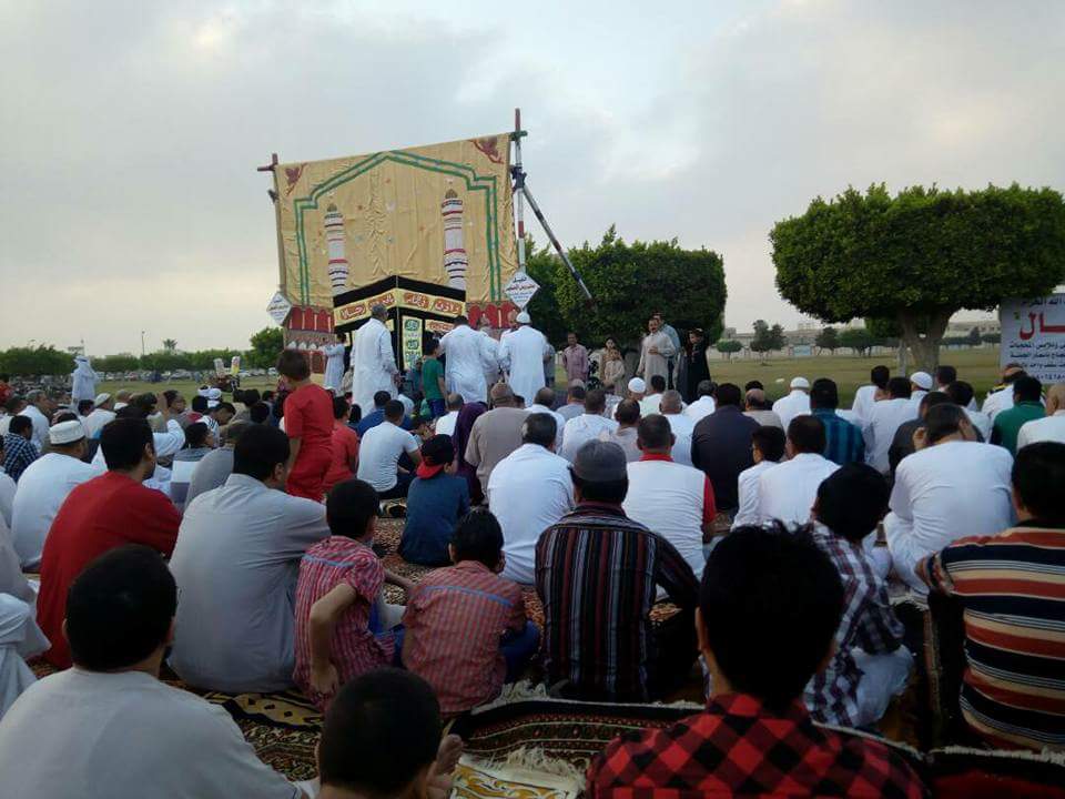 مئات من المواطنين يؤدون صلاة عيد الفطر بالعاشر من رمضان 2 مئات من المواطنين يؤدون صلاة عيد الفطر بالعاشر من رمضان 1
