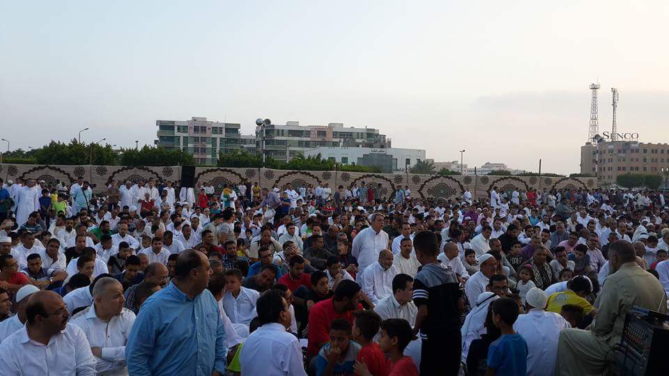 مئات من المواطنين يؤدون صلاة عيد الفطر بالعاشر من رمضان 1 مئات من المواطنين يؤدون صلاة عيد الفطر بالعاشر من رمضان 2