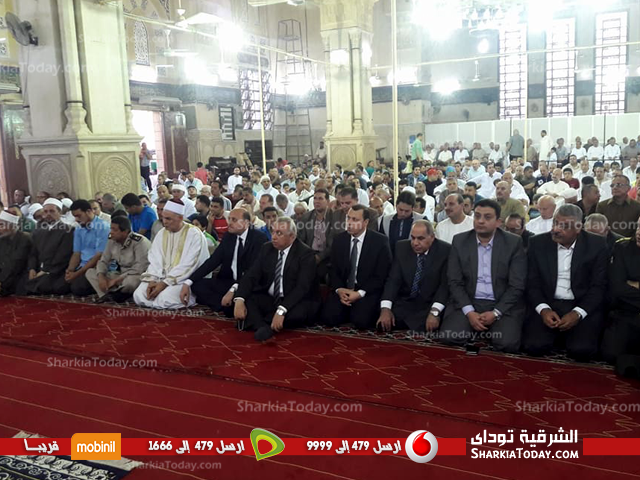 محافظ الشرقية ومدير الأمن يؤديان صلاة عيد الفطر بمسجد الفتح بالزقازيق 2 محافظ الشرقية ومدير الأمن يؤديان صلاة عيد الفطر بمسجد الفتح بالزقازيق 1
